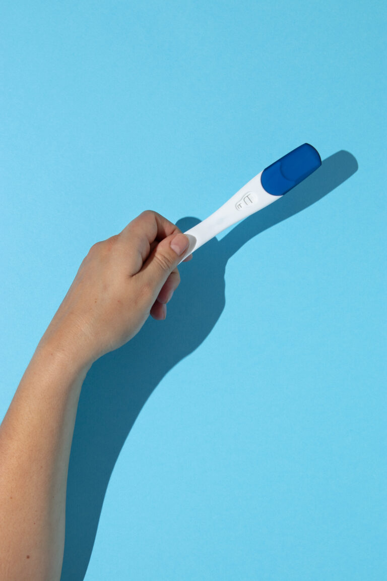 ضمور الخصيتين: الأسباب، الأعراض، والعلاج | هل يمكن الشفاء؟